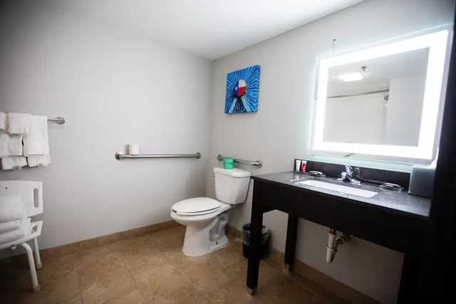 جناح بسرير كينج بغرفة نوم واحدة بحوض استحمام لذوي الإعاقة، La Quinta Inn & Suites by Wyndham Dallas I-35 Walnut Hill Ln 4/7