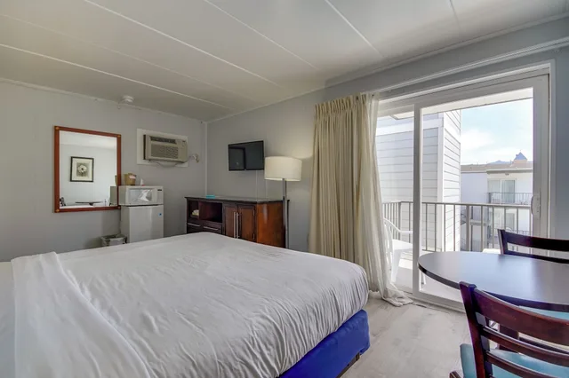Standard, King Bed, Pool Side، Rideau Motor Inn 1/5
