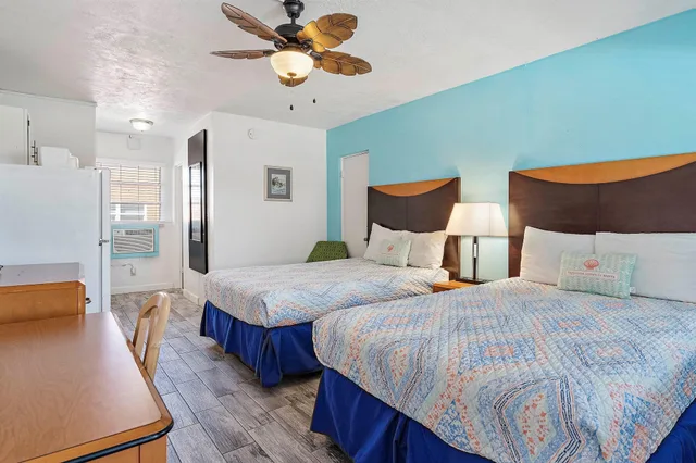 غرفة بسريرين مزدوجين بمطبخ صغير، Malibu Resort Motel 1/7