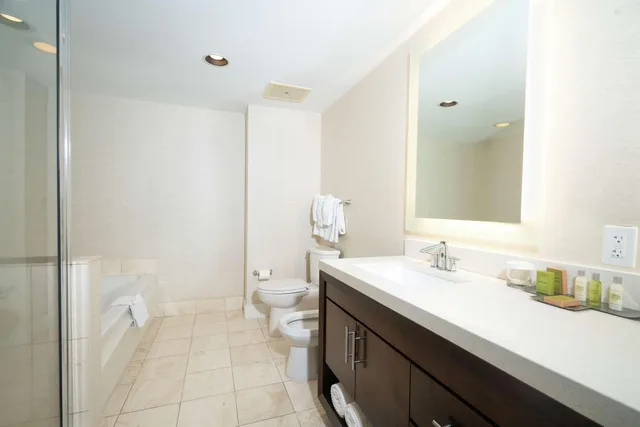 جناح بشرفة بغرفة نوم واحدة بإطلالة جزئية على البحر، Doubletree By Hilton Ocean Point Resort – North Miami Beach 4/5