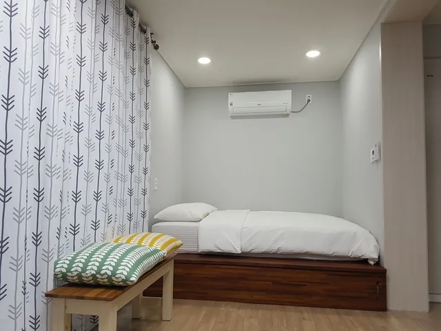 Yolo, 1 Double or 2 Queen Beds، Yolo Pension 4/10