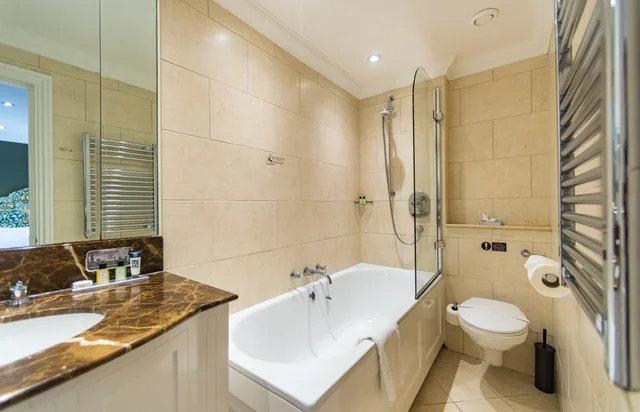 غرفة سوبيريور بسرير كوين، The Elvetham Hotel 6/6