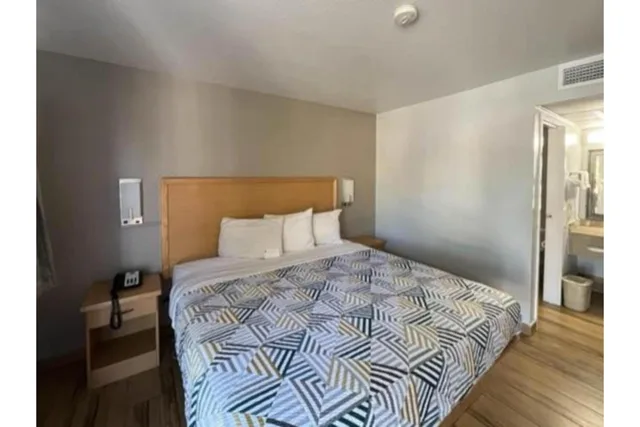 غرفة بسرير كينج للمدخنين، Motel6 Riviera Beach, FL 1/8