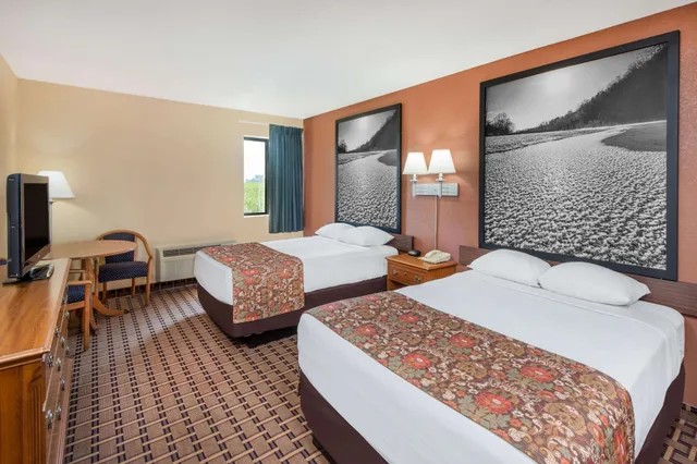 غرفة بسريرين مزدوجين، Super 8 by Wyndham Charleston/Sikeston East MO 2/5
