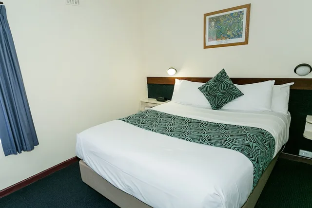 شقة بسرير كوين وسريرين منفصلين بغرفتي نوم، DOLPHIN LODGE 1/10