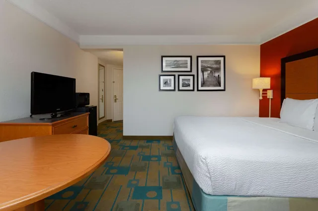 غرفة تنفيذية بسرير كينج، La Quinta Inn & Suites by Wyndham Lakeland West 3/4