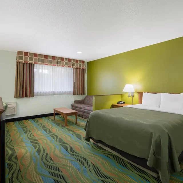 جناح بغرفة نوم واحدة مع أريكة، Quality Inn and Suites Medford Airport 1/6