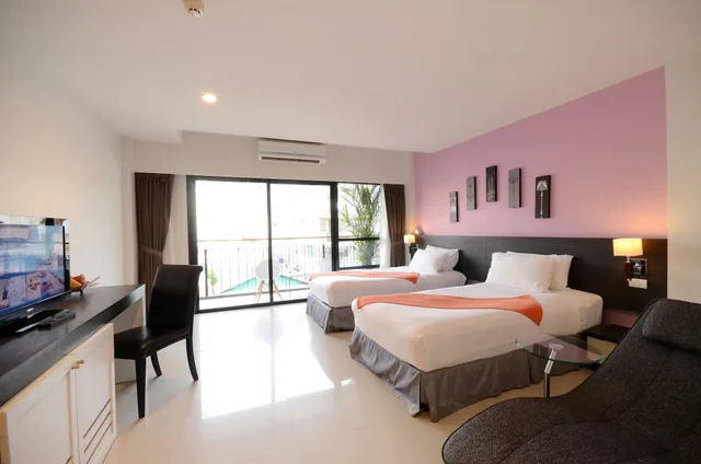 Room, King Bed, View Pent, Balcony، The Lantern Resorts Patong Phuket 10/10