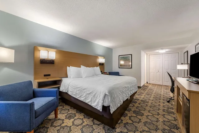 Standard, King Bed, Courtyard View, Best Western Palm Beach Lakes 4/8