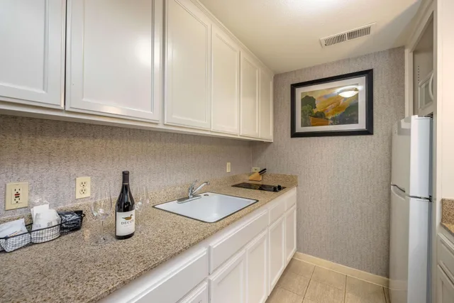 جناح بسرير كينج بمنطقة جلوس بحوض جاكوزي بمطبخ، Best Western Plus Dixon Davis 7/9