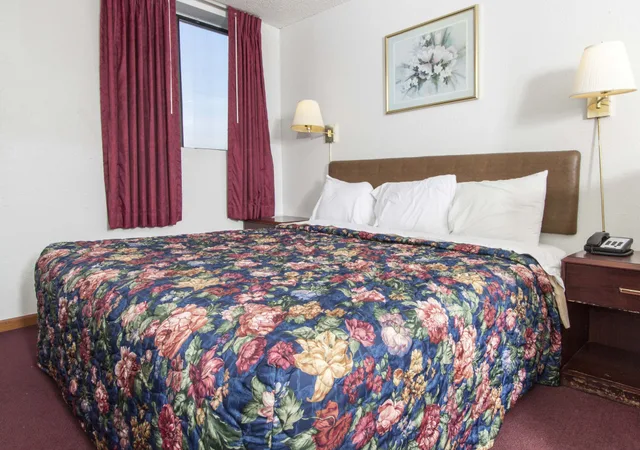 غرفة بسرير كينج، OAK GROVE INN 1/3