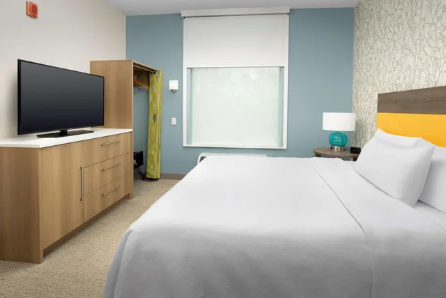 جناح بسرير كينج بغرفة نوم واحدة مع أريكة، Home2 Suites by Hilton St. Augustine I-95, FL 1/4