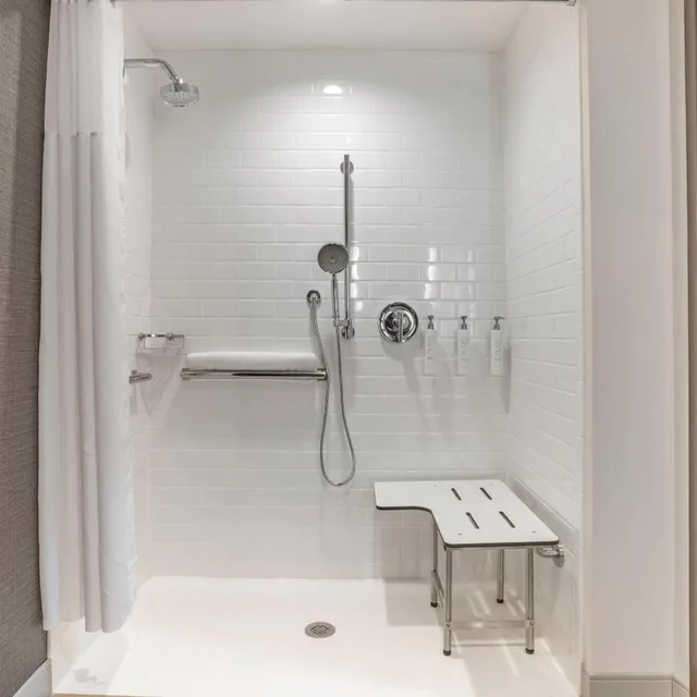 غرفة رباعية بسريرين كوين لذوي الإعاقة، Cambria Hotel Fort Worth - Medical Center 4/4