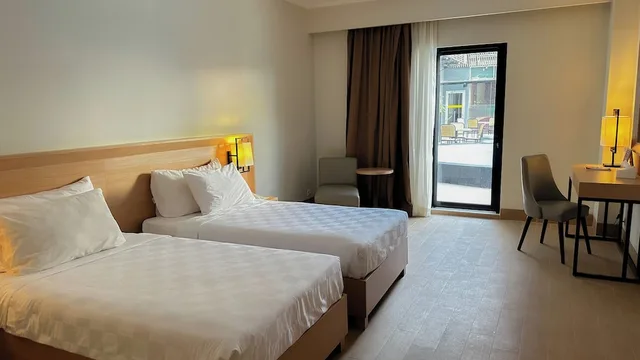 Deluxe, Twin Beds, Pool Access, Large، SWISS-BELHOTEL MANOKWARI 1/6