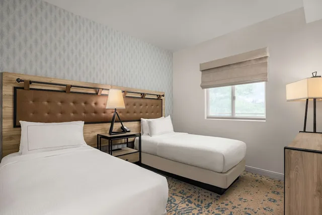 جناح بريميوم بسرير كينج وسريرين منفصلين بحوض استحمام، The Cassara Carlsbad Tapestry Collection By Hilton 2/5