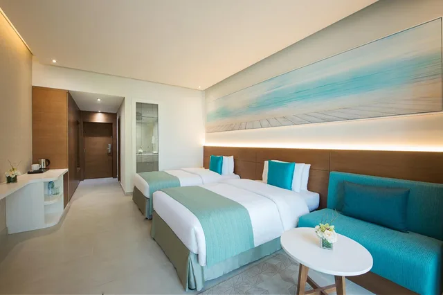 غرفة قياسية بسريرين منفصلين بإطلالة على البحر، Wyndham Garden Ajman Corniche 5/7
