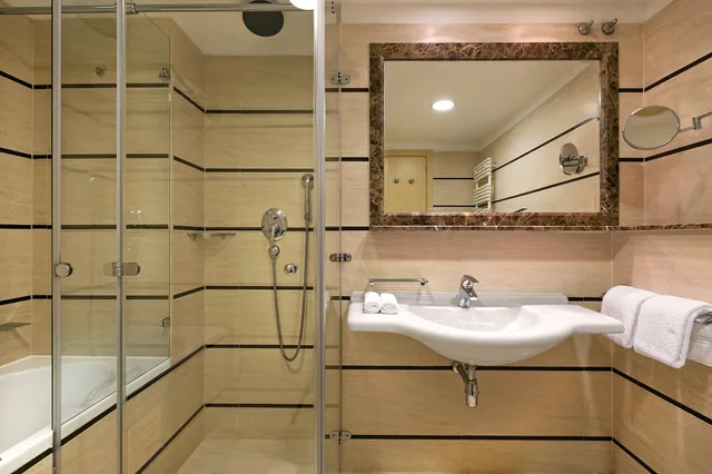 غرفة بسريرين منفصلين بإطلالة على المتنزه بشرفة، Le Meridien Lav 4/5