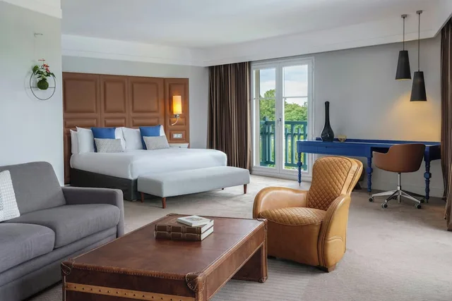 جناح تنفيذي بسرير كينج مع أريكة، Renaissance Paris Hippodrome de St. Cloud Hotel 1/2