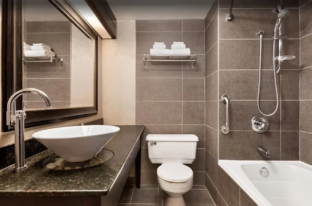 غرفة بسرير كينج في الملحق، Travelodge by Wyndham Hotel & Convention Centre Quebec City 4/7
