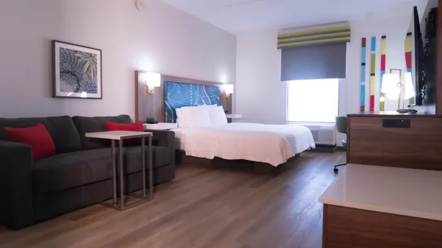 جناح بسرير كينج مع أريكة بحوض جاكوزي، Hampton Inn Suites Houston Katy 2/6