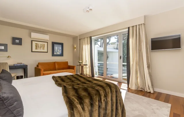 غرفة كومفورت بسرير كينج بإطلالة على المسبح مع أريكة، Cascais Casa Laranja Guesthouse 5/7