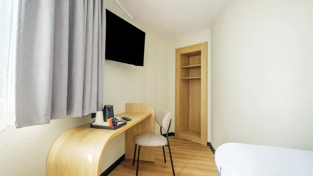 Junior Suite, Queen Bed, Sofa, Campanile Nice Airport 7/10
