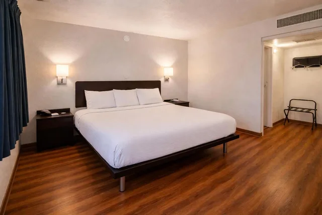 1 King Bed - Mobility Accessible RI Shower Nsmk, Motel6 Blythe, CA 6/10