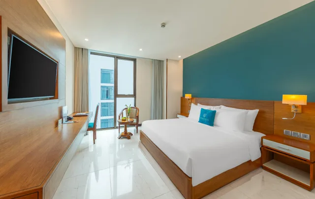 غرفة ديلوكس بسرير كينج بإطلالة جزئية على البحر، Mandila Beach Hotel Danang 1/2