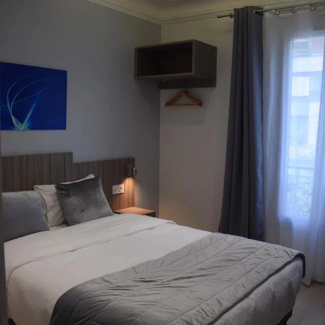 غرفة قياسية بسرير مزدوج، Hotel Puy De Dome 1/5