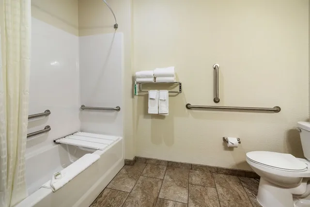 غرفة بسريرين كوين لذوي الإعاقة، Cobblestone Hotel and Suites Victor 4/6