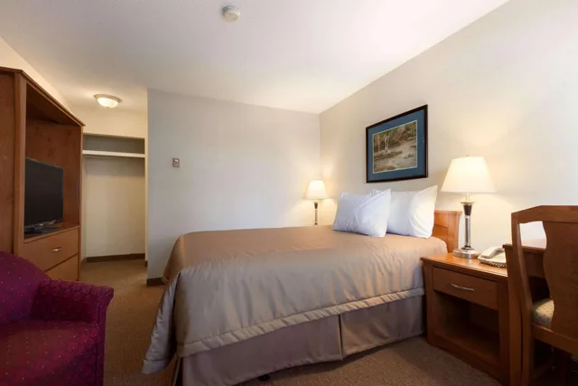 غرفة بسرير كوين، Travelodge by Wyndham Langley 2/9