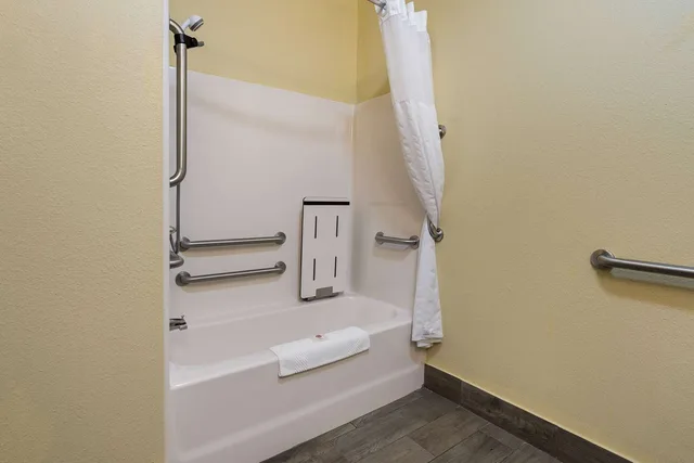 غرفة بسرير كينج لذوي الإعاقة، Comfort Inn Yankton SD 3/4