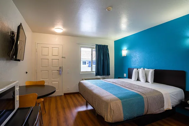 1 King Bed Mob Acc RI Shwr Nsmk Micfridg، Motel6 Ventura, CA - Downtown 1/10