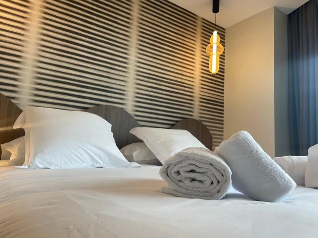 Comfort, Queen Bed, Water Front, Balcony، Best Western Hotel Le Crystal Dinard 7/10