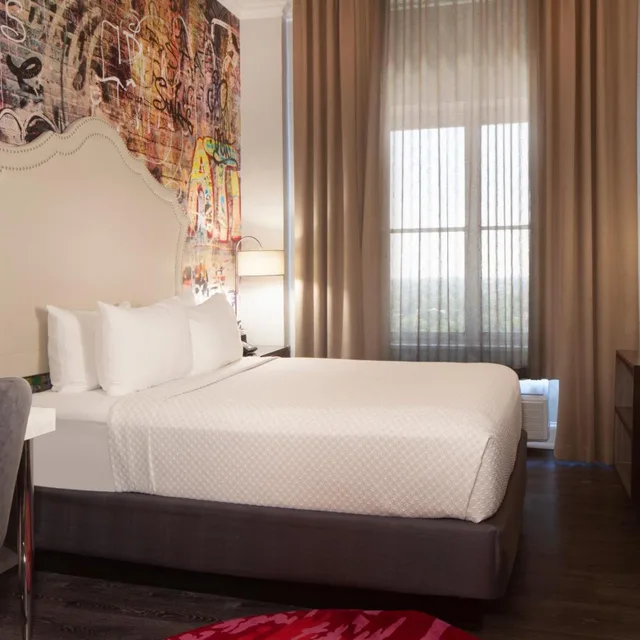 Standard, Queen Bed, Bath and Shower، Indigo Atlanta Midtown Hotel 1/6