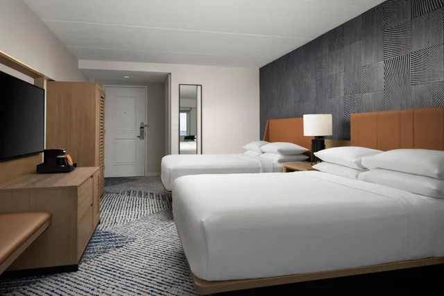 Guest Room, Deluxe, 2 Queen Beds, Bay View، Sheraton Erie Bayfront Hotel 2/8