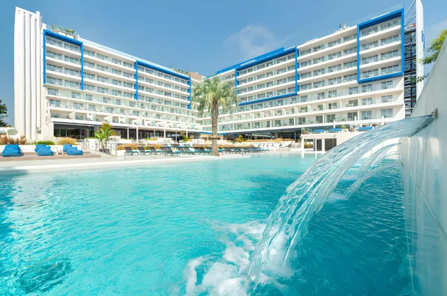 جناح عائلي ثلاثي بإطلالة على المسبح، L Azure Hotel 1/1