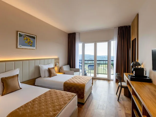 غرفة سوبيريور بسريرين منفصلين بشرفة، Movenpick Resort and Spa Fruske Terme 1/10
