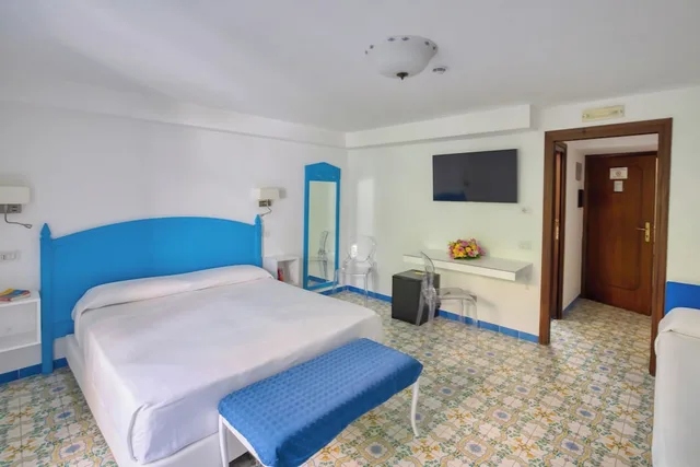 غرفة كلاسيكية رباعية بسرير مزدوج وسريرين منفصلين، Hotel Amalfi 3/10