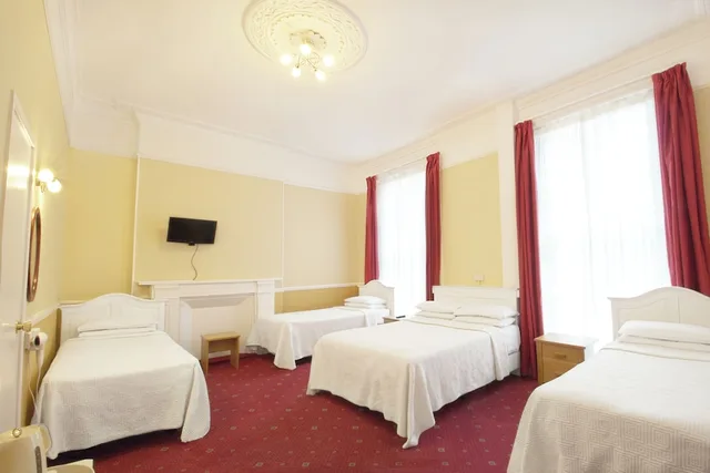 Family, 1 Double and 3 Single Beds، Balmoral House Hotel 1/4