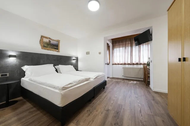 Family, 1 Single and 2 Queen Beds, Mountain View, Balcony, Best Western Hotel Nevada 1/6