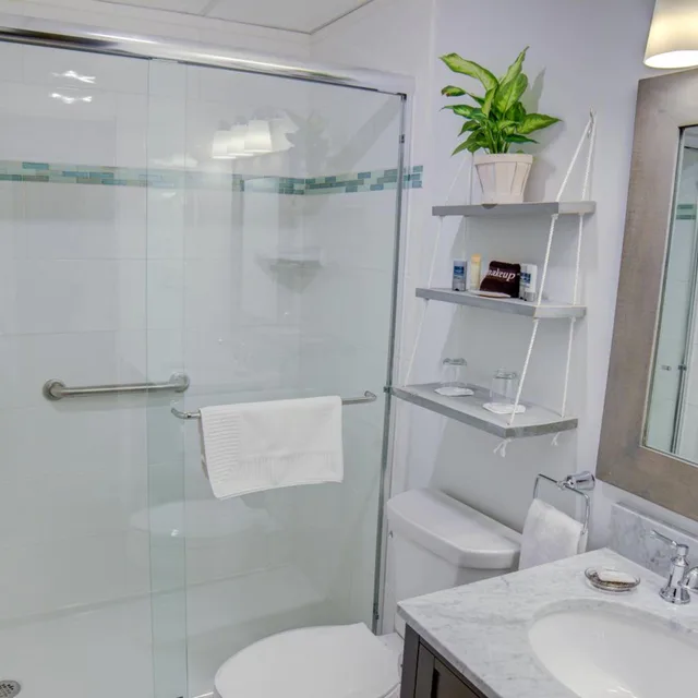 Room, Queen and Twin Beds, Port Side، Nonantum Resort 7/7