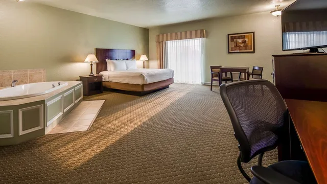 غرفة بسرير كينج، Best Western Plus Bayshore Inn 6/9