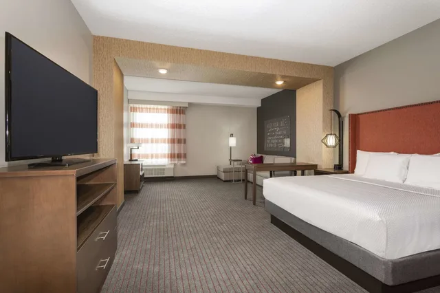غرفة تنفيذية بسرير كينج، La Quinta Inn and Suites by Wyndham South Jordan 1/3