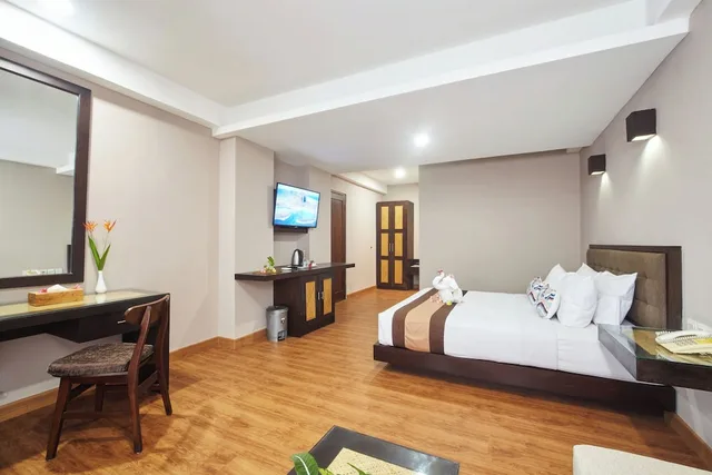 جناح جونيور، The Grand Santhi Hotel 7/10