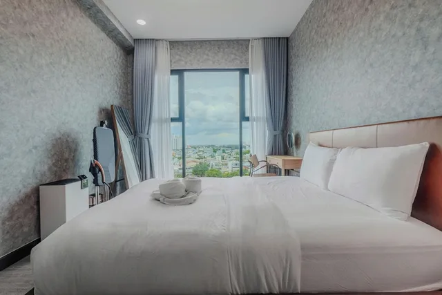 شقة ديلوكس بسرير كوين بإطلالة على النهر بغرفة نوم واحدة مع أريكة، Luxury Vela Luxe - De La Sol Sai Gon 2/9
