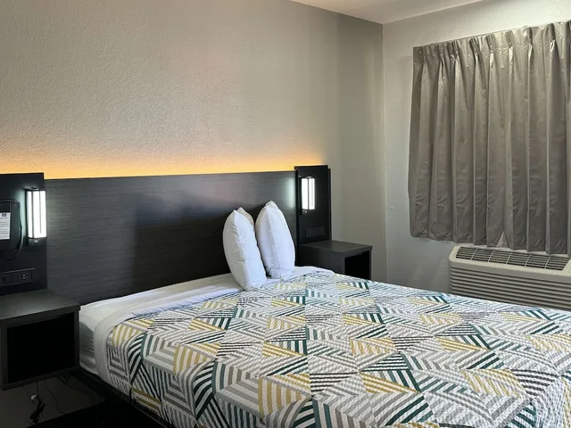 Standard, Queen Bed, Accessible, Motel6 Bradenton, FL 6/10