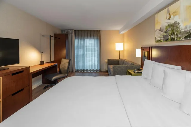 غرفة سوبيريور بسرير كينج بإطلالة على الفناء في الطابق الأرضي، Comfort Inn Sault Ste Marie ON 3/6