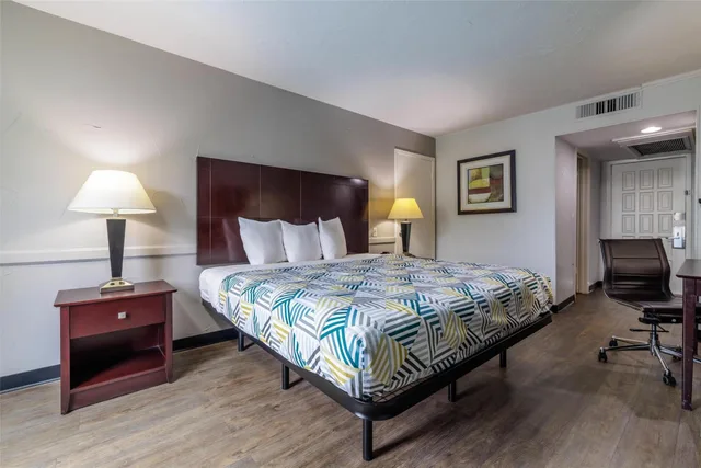1 King Bed Mobility Accessible RI Shower Nsmk، Motel6 Dallas, TX - Downtown 7/10
