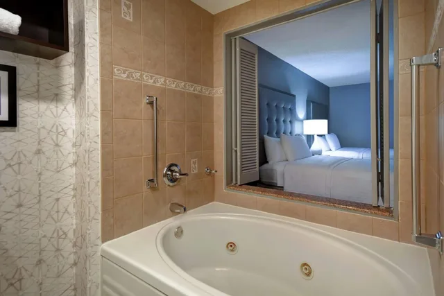جناح بسريرين كوين بغرفة نوم واحدة مع أريكة بحوض جاكوزي، Homewood Suites by Hilton Edgewater-NYC Area 2/3